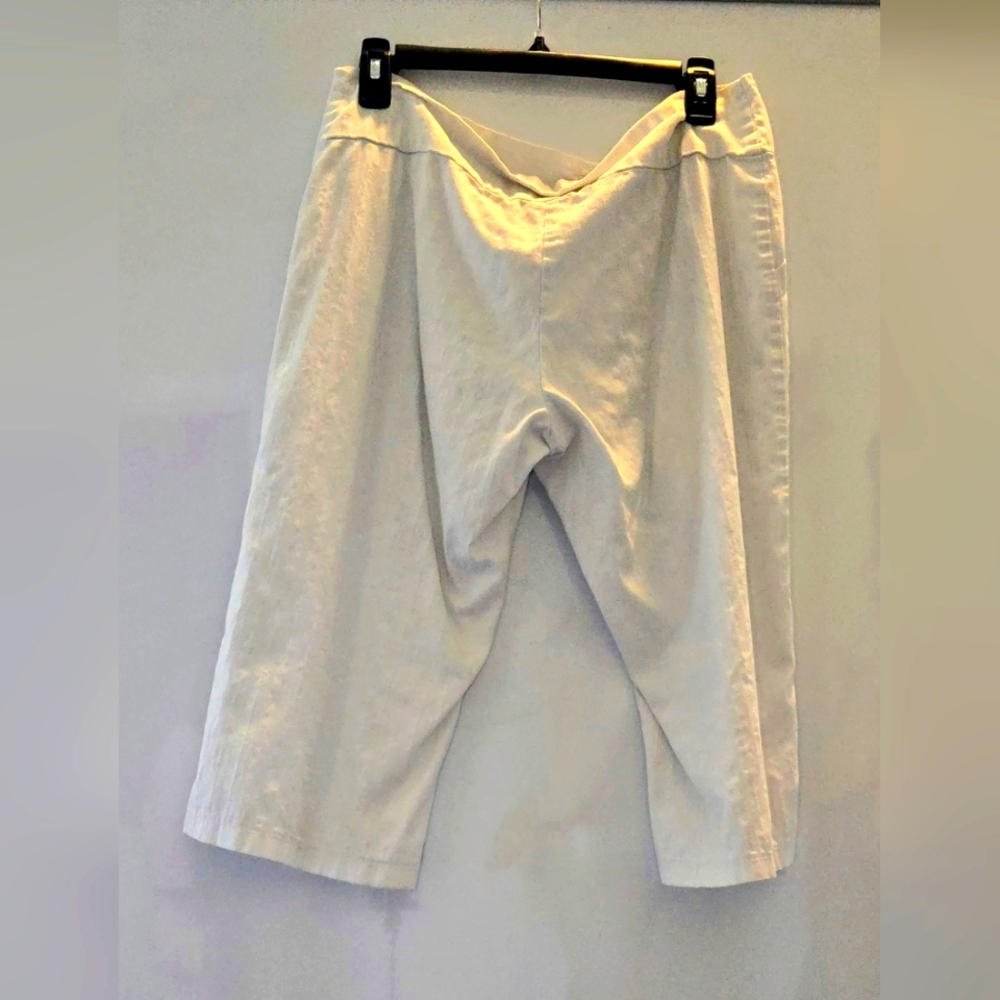 Women's Capris white size 12/14 embellished buttons on front.